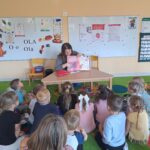 Pani bibliotekarka przekazuje dzieciom ciekawostki o sercu człowieka
