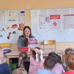 Pani bibliotekarka tłumaczy dzieciom jak troszczyć się o zdrowie