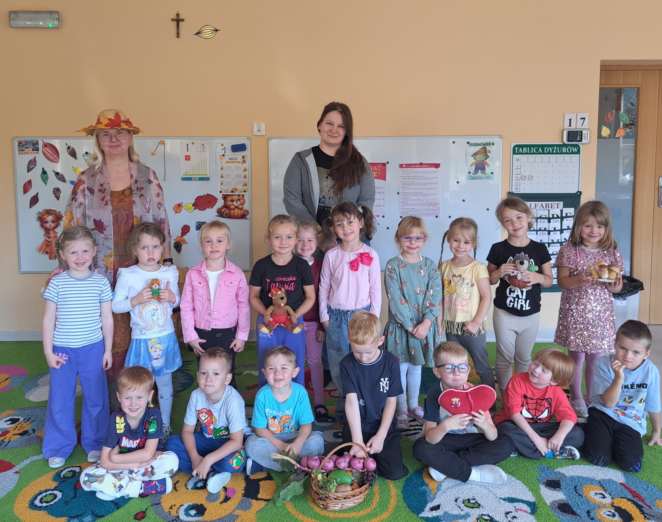 Jesienne spotkanie z paniami z Biblioteki Miejskiej Grupa Pracowite Pszczółki wraz z Paniami z Biblioteki Miejskiej