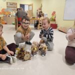 Trzech chłopców i dziewczynka wraz ze swoimi pracy pozują do zdjęcia.