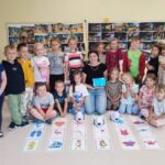 Zdjęcie grupowe cyfrowych ekspertów z robotem